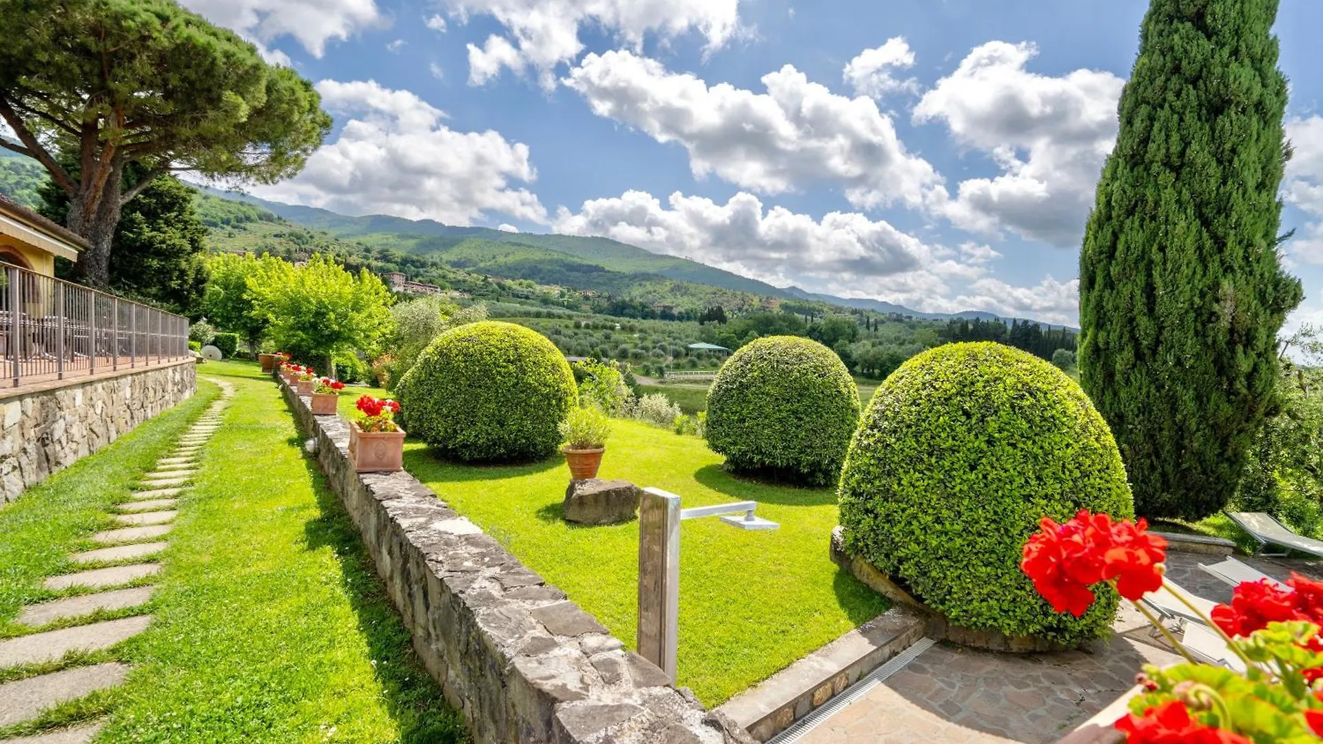 Residence With Swimming-Pool In San Donato Fronzano, Apartments With Air Conditioning And Outdoor Private Area San Donato in Fronzano Hotel apartamentowy