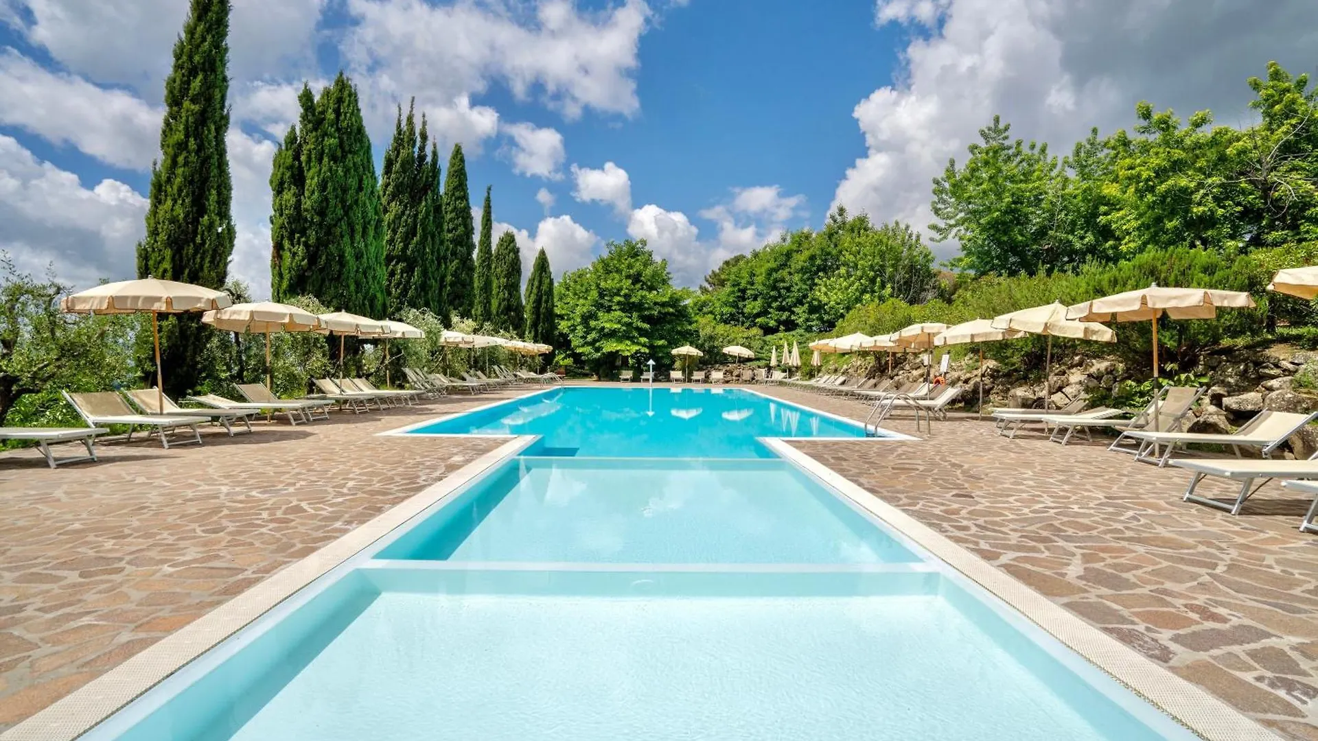 Residence With Swimming-Pool In San Donato Fronzano, Apartments With Air Conditioning And Outdoor Private Area San Donato in Fronzano Hotel apartamentowy