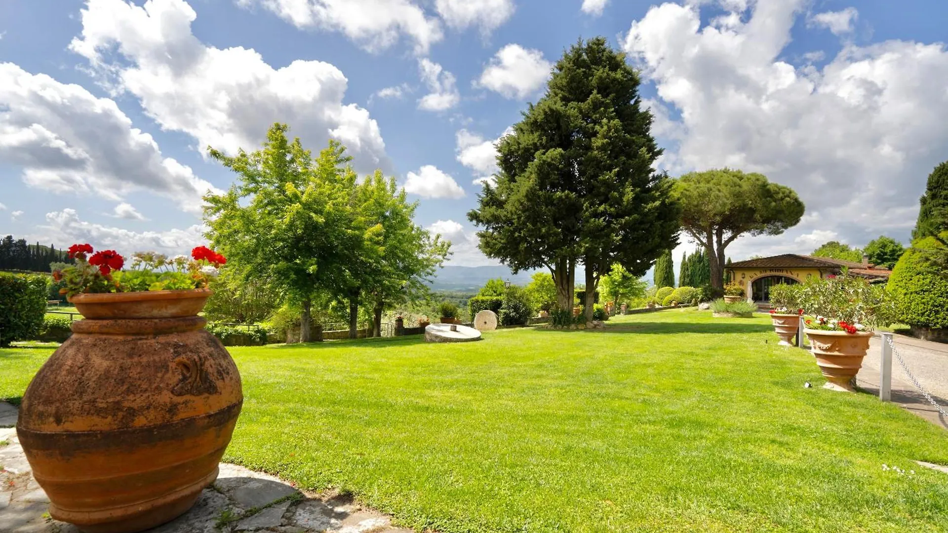 Hotel apartamentowy Residence With Swimming-Pool In San Donato Fronzano, Apartments With Air Conditioning And Outdoor Private Area San Donato in Fronzano